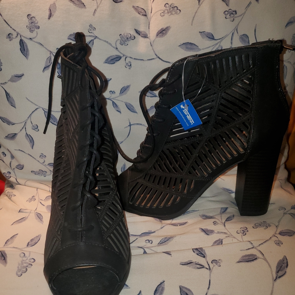 Soda Black Cutout Lace-Up Heeled Boots
